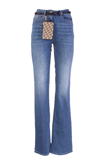 Shop ELISABETTA FRANCHI Saldi Jeans: Elisabetta Franchi jeans a zampetta con ricamo.
Cotone stretch.
Vita regular.
Ricamo logo su tasca posteriore.
Punto vita enfatizzato da una cintura con portafoglio staccabile in rafia jacquard.
Bottoni in metallo dorato.
Composizione: 55% Poliestere 45% Poliammide.
Made in Italy.. PJ55I42E2-192